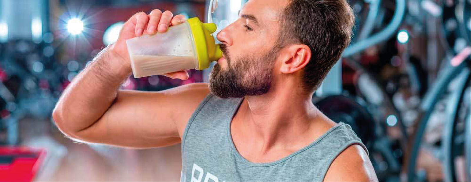 Athlète avec shaker de supplément